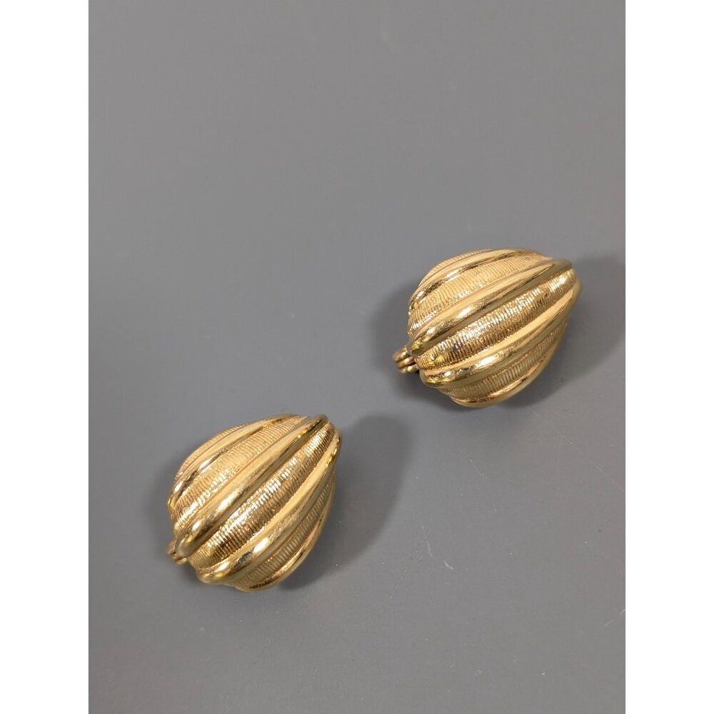 VTG Monet Ribbed Texture Teardrop Clip On Earrings Gold Tone Classic‎ Statement - Picture 4 of 8